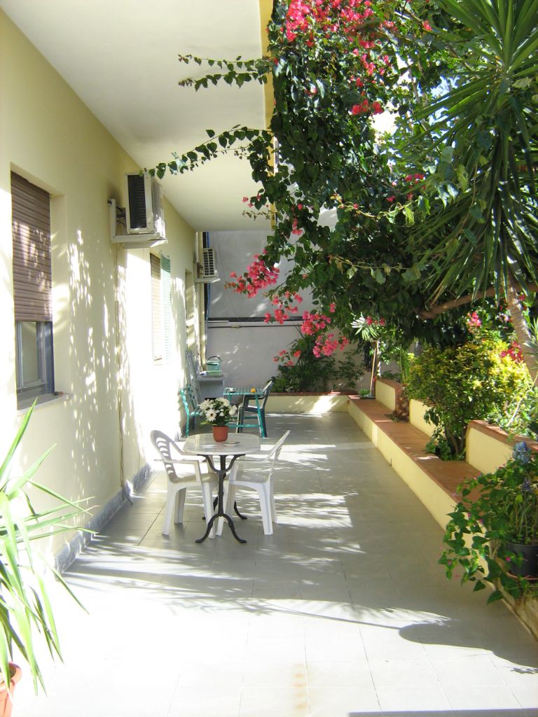 Flowered courtyard at B&B Al Cedir 2